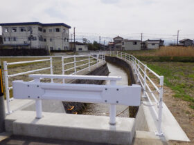 魚津市公共下水道事業(こうなぎ川排水地区)こうなぎ川1号雨水幹線転落防止柵設置工事 (1)