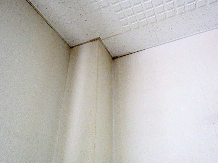 「【施工前】部屋の隅の壁紙に汚れが蓄積