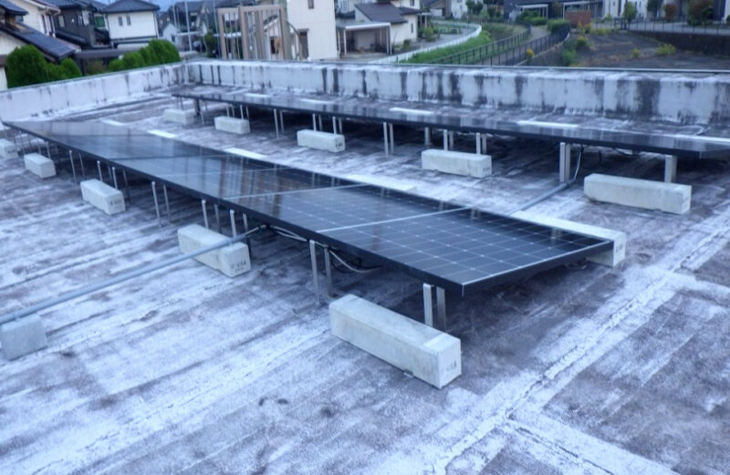 富山県内の戸建て住宅に設置された太陽光パネル。屋根の上に効率よく配置され、電気代削減と環境貢献に貢献する施工事例。「