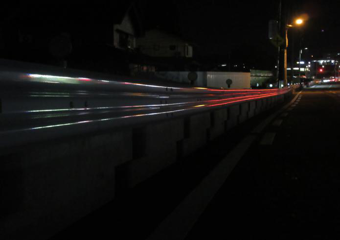 反射器を設置していない場合の夜間視認性。光のない箇所は視線が逸れやすい